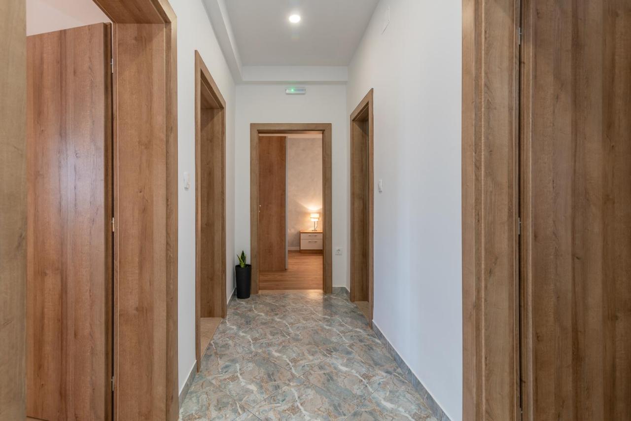 Apartments Villa Magdalena โตรกีร์ ภายนอก รูปภาพ