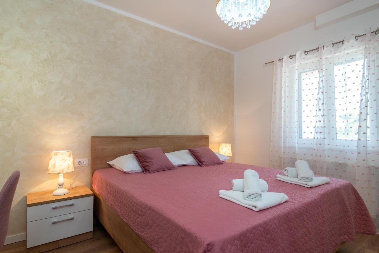 Apartments Villa Magdalena โตรกีร์ ภายนอก รูปภาพ