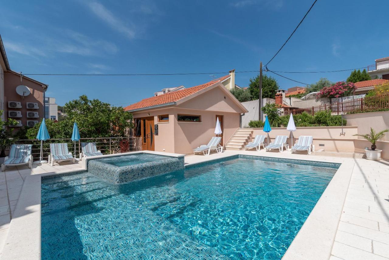 Apartments Villa Magdalena โตรกีร์ ภายนอก รูปภาพ