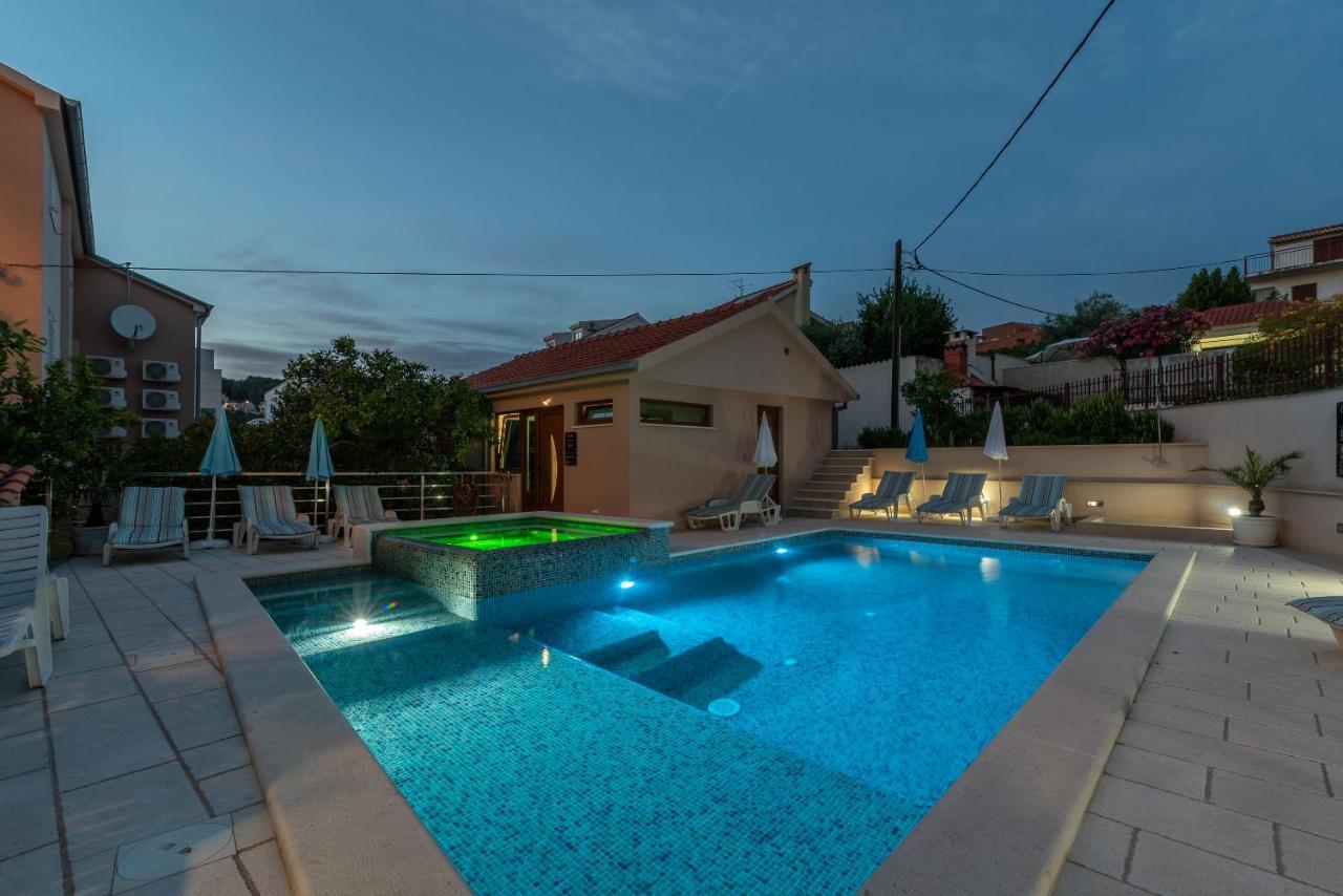 Apartments Villa Magdalena โตรกีร์ ภายนอก รูปภาพ