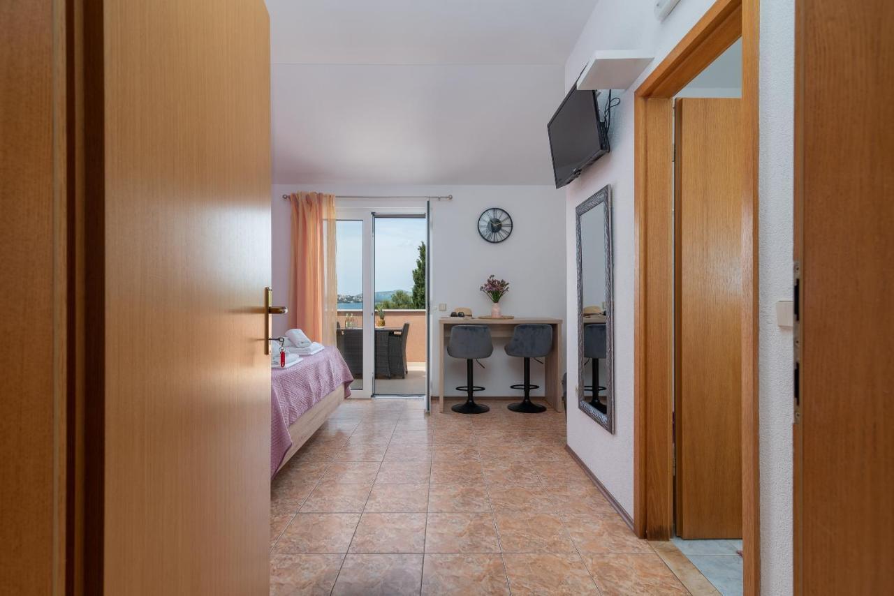 Apartments Villa Magdalena โตรกีร์ ภายนอก รูปภาพ